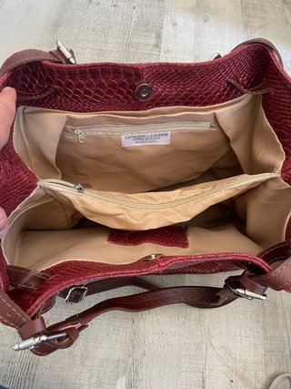 Bolso de piel con textura de serpiente