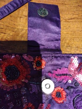 Bolso de fiesta morado con pedrería