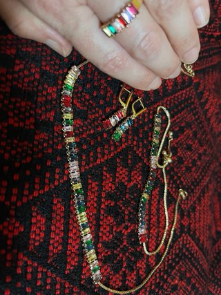 Collar, pulser y pendientes de circonitas de color