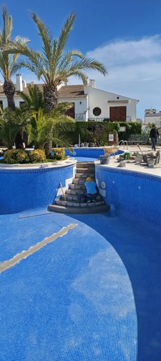 Borde de piscina cerámico y piedra