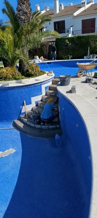 Borde de piscina cerámico y piedra