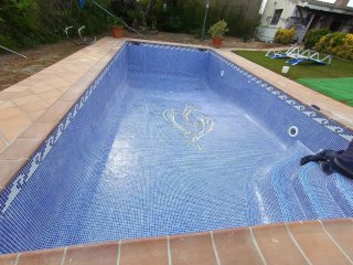 Borde de piscina cerámico y piedra