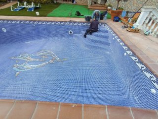 Borde de piscina cerámico y piedra