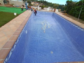 Borde de piscina cerámico y piedra