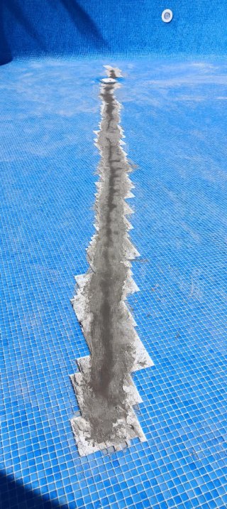 Borde de piscina cerámico y piedra