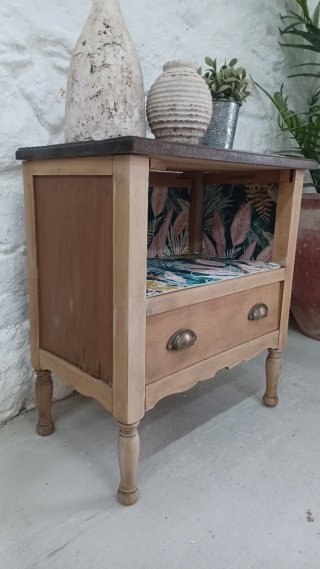 Mesilla de noche de madera y ratán