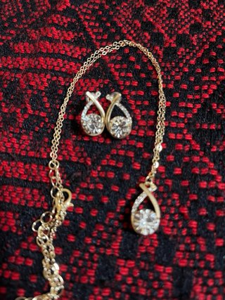 Conjunto collar y pendientes dorados