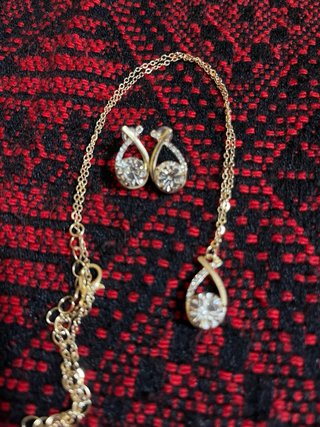 Conjunto collar y pendientes dorados