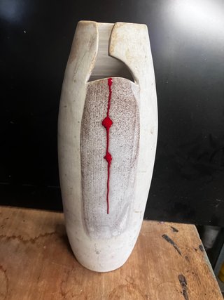 Jarrón de cerámica beige con detalles rojos