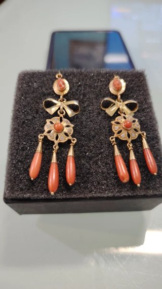Pendientes Oro 18k y Coral Rojo