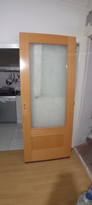 Puerta de madera con cristal