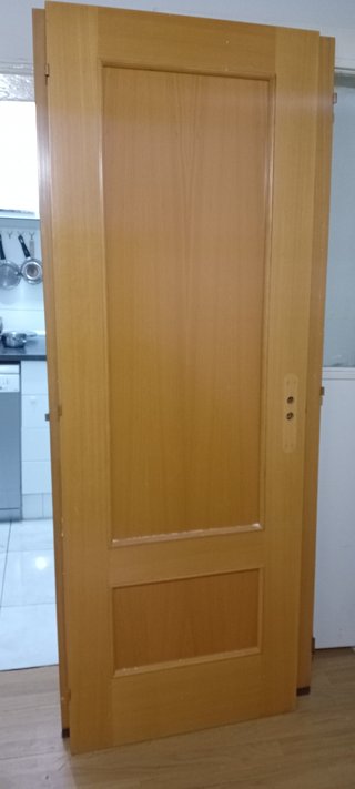 Puerta de madera con cristal