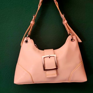 Bolso beige con hebilla plateada