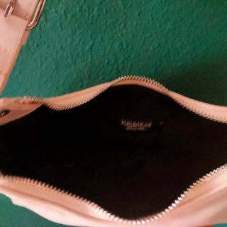 Bolso beige con hebilla plateada