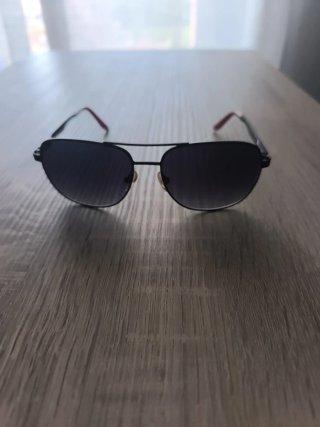 Gafas de sol aviador negras y rojas