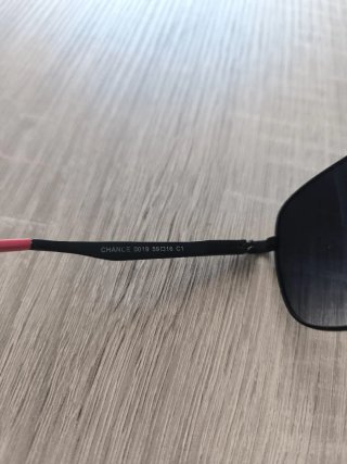 Gafas de sol aviador negras y rojas