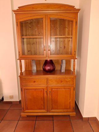 Mueble de comedor de madera y cristal