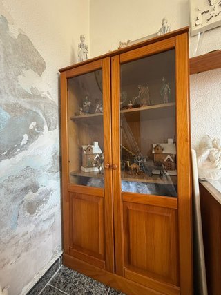 Estantería de madera con puertas de cristal