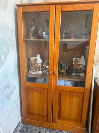 Estantería de madera con puertas de cristal