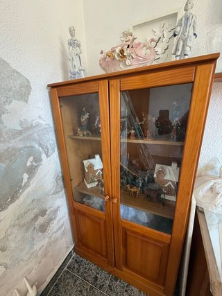 Estantería de madera con puertas de cristal