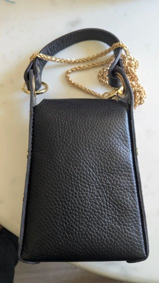 Bolso negro con detalle de abeja dorada