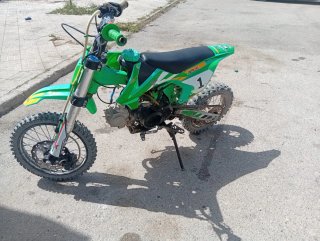 Moto de cross verde