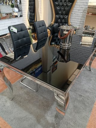 Mesa de comedor de madera