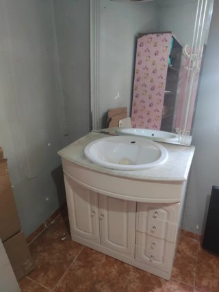 Mueble de baño con lavabo y espejo