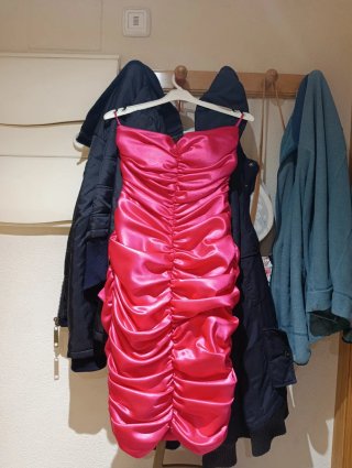 Vestido fucsia satinado drapeado