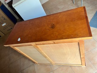 Escritorio de madera marrón