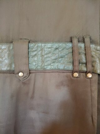 Vestido Koroshi verde militar con detalles