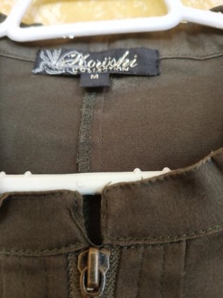 Vestido Koroshi verde militar con detalles