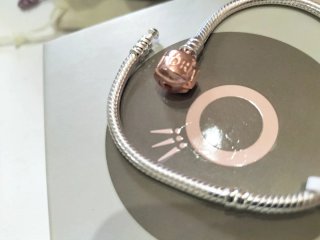 Pulsera Pandora con Charm y Caja