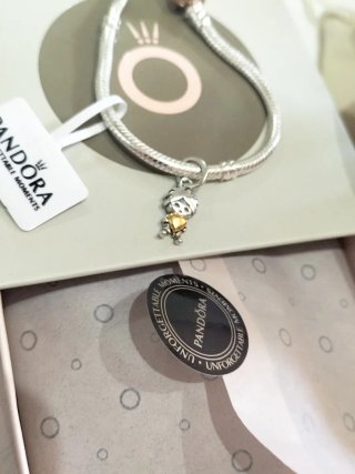 Pulsera Pandora con Charm y Caja