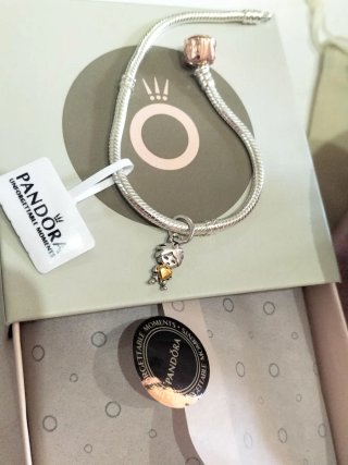 Pulsera Pandora con Charm y Caja
