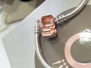 Pulsera Pandora con Charm y Caja
