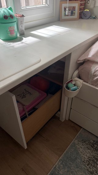 Habitación infantil: Cama 90cm y mesa