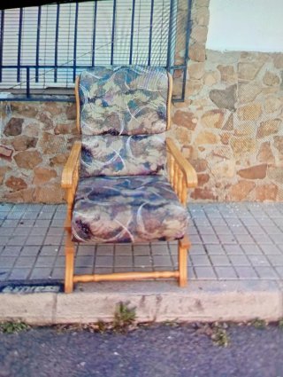 Sillón tapizado con estructura de madera