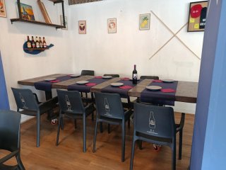 Mesa madera rústica con ruedas. Mide tres metros.