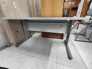 Mesa de escritorio blanca y gris