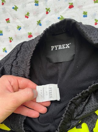 Shorts Pyrex neri con scritte gialle