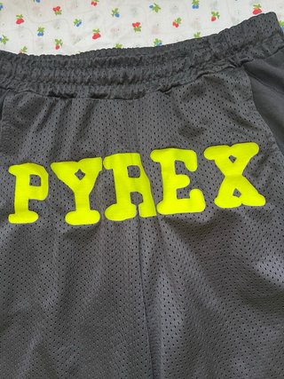Shorts Pyrex neri con scritte gialle