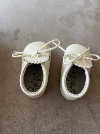 Zapatos bebé talla 16 crema