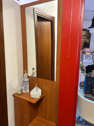 Mueble de entrada de madera con espejo