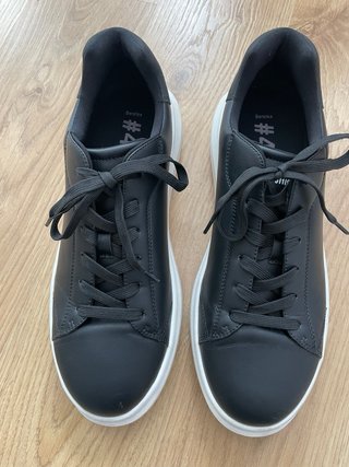 Deportivas negras suela volumen en blanco