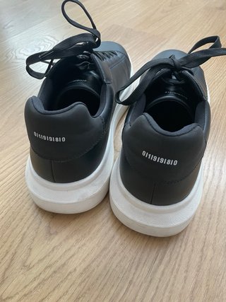 Deportivas negras suela volumen en blanco