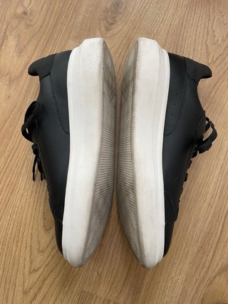 Deportivas negras suela volumen en blanco