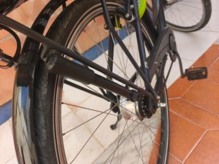 Bicicleta Kalkhoff Negra con Cesta