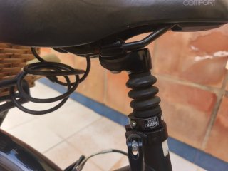 Bicicleta Kalkhoff Negra con Cesta
