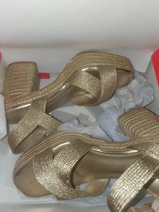 Zapatos de tacón dorados NUEVOS